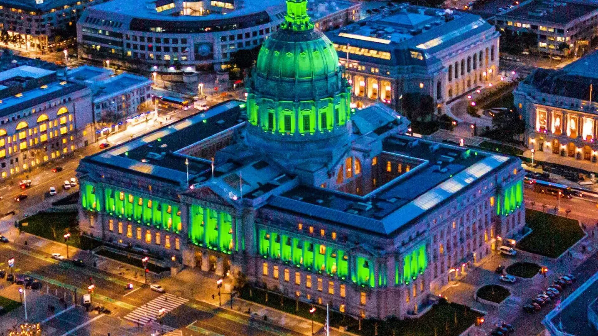 Das Rathaus ist zum St. Patrick's Day beleuchtet