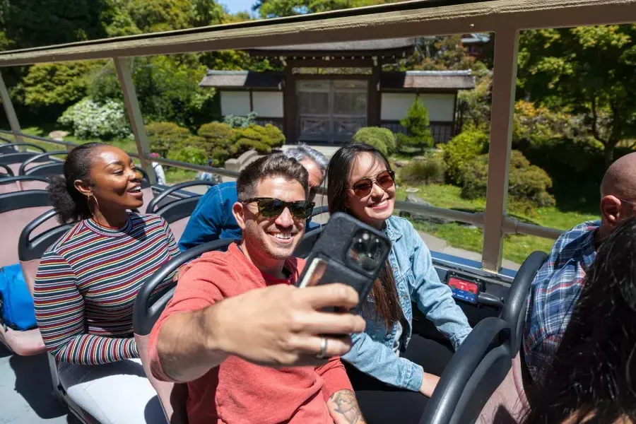 Hombre tomándose un selfie en un tour de Big Bus