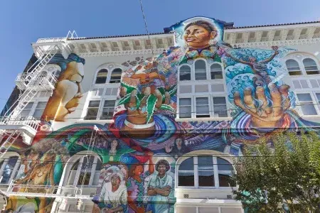 Un murale colorato e di grandi dimensioni ricopre la facciata del Women's Building nel Mission District di San Francisco.