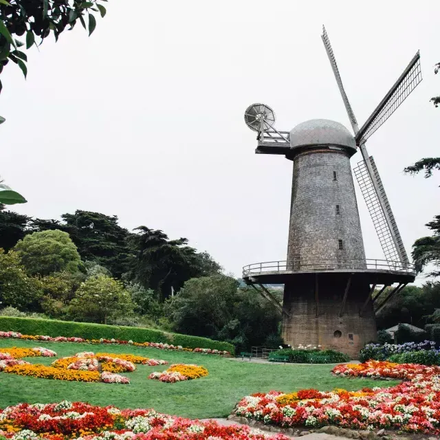 Molino de viento holandés en el parque Golden Gate