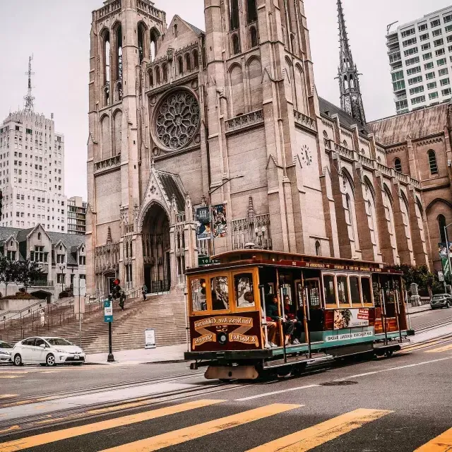 Cable Car pasando por Grace Cathedral