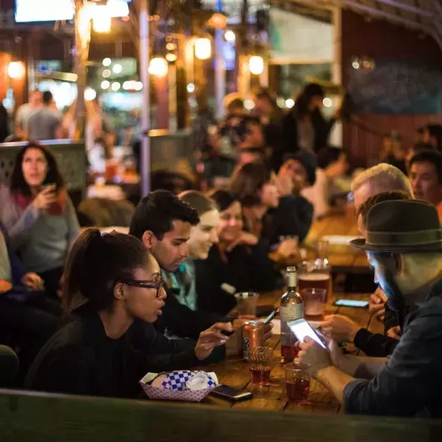 Persone che mangiano in una sala da pranzo affollata a SoMa . San Francisco, California.