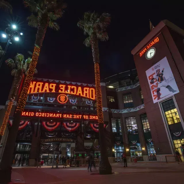 Eingang zum Willie Mays Plaza im Oracle Park