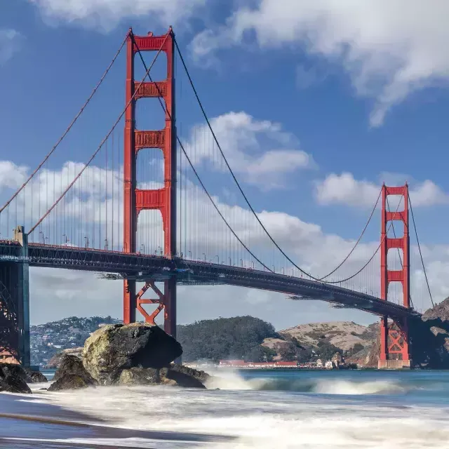 Une photo du Golden Gate Bridge par une journée ensoleillée. 